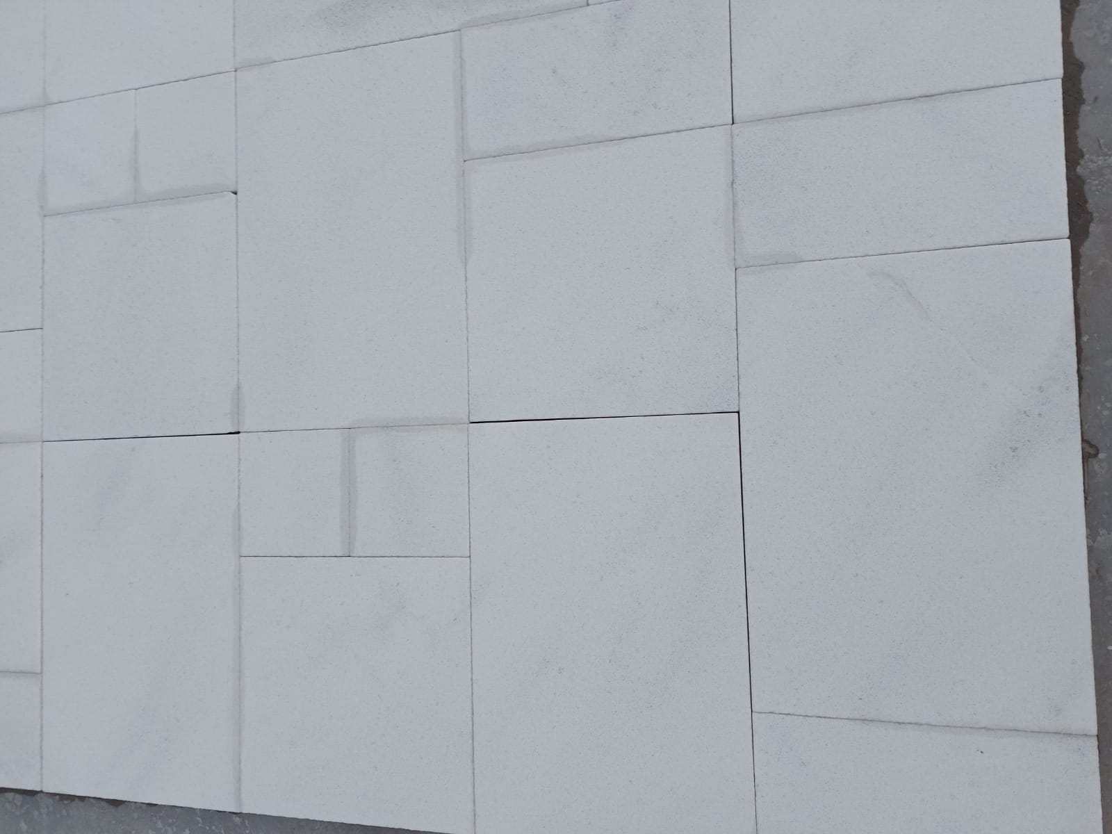 Kemalpaşa Beyazı Kumlamalı Mermer 